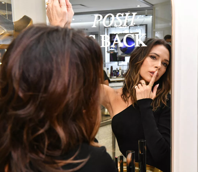 Victoria Beckham trong buổi giới thiệu dòng mỹ phẩm của riêng mình tại cửa hàng bách hóa Bergdorf Goodman ở New York. Vợ của David Beckham năm nay bước sang tuổi 48.