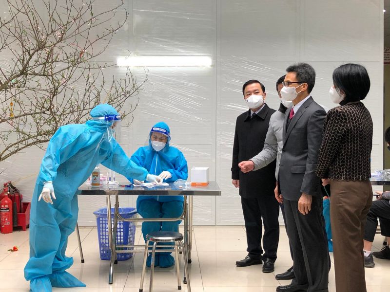 Phó Thủ tướng nghe báo cáo về tình hình hoạt động của Trạm y tế lưu động. Ảnh P.V