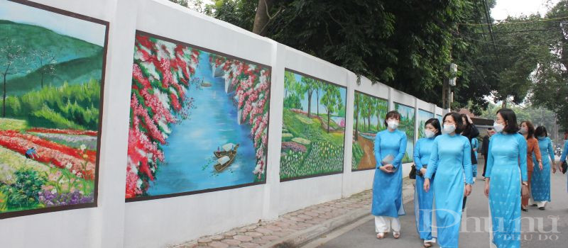 Chủ tịch Hội LHPN Hà Nội Lê Kim Anh cùng các đại biểu thăm công trình 