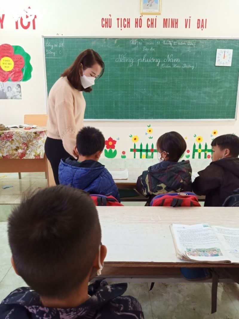 C&ocirc; Ho&agrave;ng Thị Điệu chia sẻ, điều mong ước lớn nhất của cả trường l&agrave; c&oacute; s&oacute;ng điện thoại, c&oacute; mạng internet để việc học trực tuyến đỡ vất vả hơn. (Ảnh: Tiến Cường)