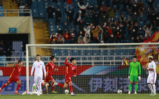Tuyển thủ Hồ Tuấn T&agrave;i (số 13) ghi b&agrave;n mở tỷ số, mở đầu cho trận thắng tuyệt vời của Đội tuyển Việt Nam.