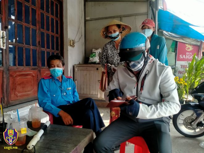 Anh Dũng nhận lại tài sản từ tổ công tác.