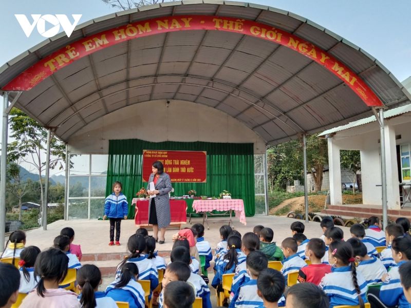 C&ocirc; v&agrave; tr&ograve; trường Tiểu học Quốc Kh&aacute;nh trong một buổi hoạt động trải nghiệm.