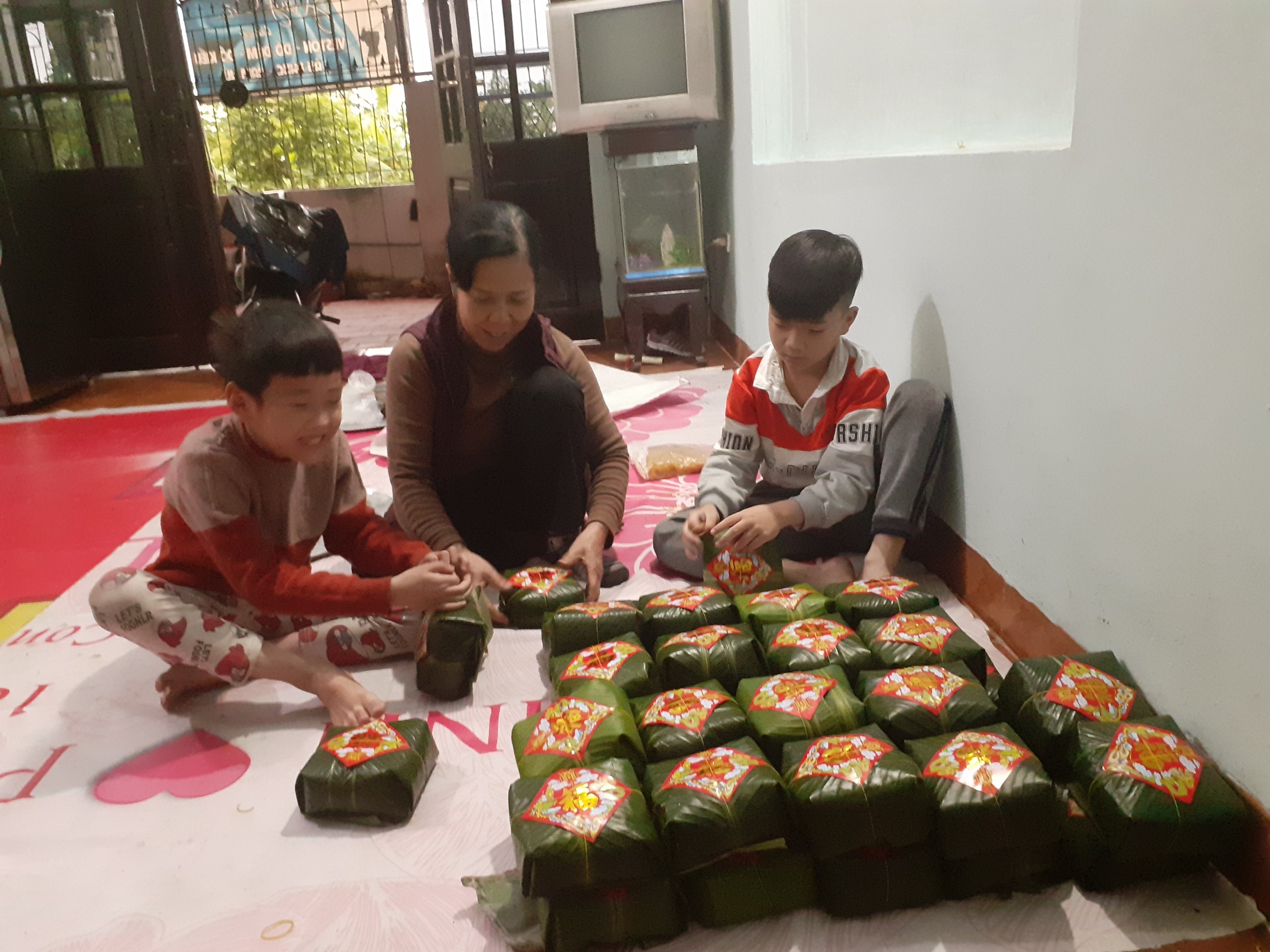 Bà Bạch Thị Hoà gói bánh cùng các cháu