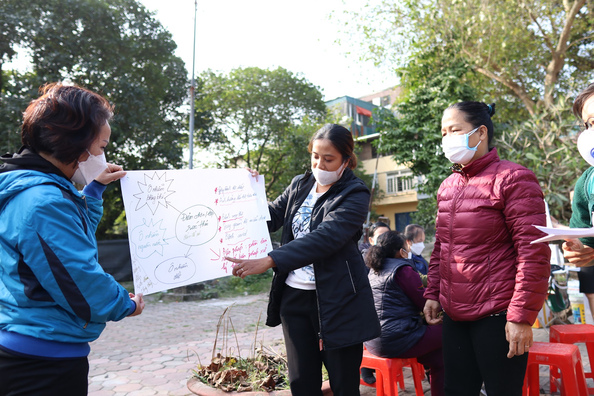 C&aacute;c c&aacute;n bộ, hội vi&ecirc;n phụ nữ phường Chương Dương đ&oacute;ng g&oacute;p thu gom phế liệu, r&aacute;c thải v&agrave; trồng c&acirc;y quanh khu vực kh&ocirc;ng gian đa chức năng