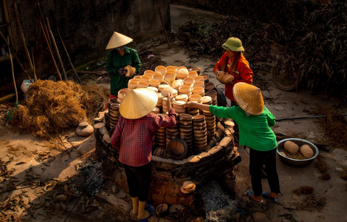 Nung nồi đất được xem là khâu quan trọng quyết định chiếc nồi đó có đạt hay không. Nung nồi đất được xem là khâu quan trọng quyết định chiếc nồi đó có đạt hay không.