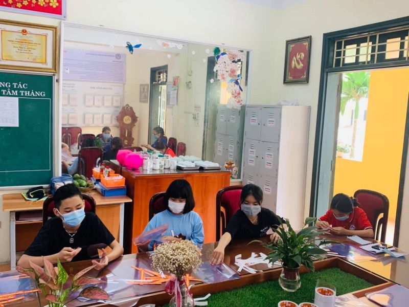 Các em bé trường THCS Cổ Loa làm kính chắn giọt bắn Các em bé trường THCS Cổ Loa làm kính chắn giọt bắn