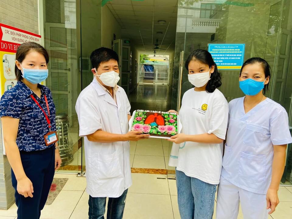 Bé Đặng Bảo Trâm tặng bánh cho lực lượng trực chốt Bé Đặng Bảo Trâm tặng bánh cho lực lượng trực chốt