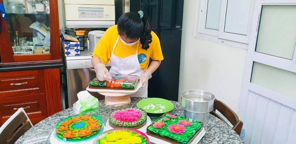 Bé Trâm làm bánh thạch để tặng lực lượng trực chốt Bé Trâm làm bánh thạch để tặng lực lượng trực chốt