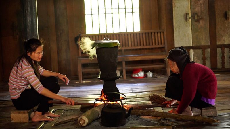 Ma Thị Dung và bà nội đang thổi xôi trong căn bếp gia đình