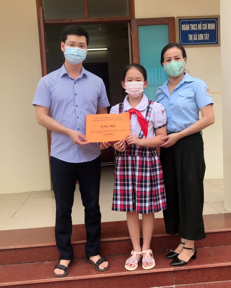 Em Lương Hoàng Yến, học sinh lớp 5A, trường Tiểu học Trung Sơn Trầm, Thị xã Sơn Tây, Hà Nội là thành viên tích cực của liên đội nhà trường trong phong trào tuyên truyền phòng chống dịch. Em Lương Hoàng Yến, học sinh lớp 5A, trường Tiểu học Trung Sơn Trầm, Thị xã Sơn Tây, Hà Nội là thành viên tích cực của liên đội nhà trường trong phong trào tuyên truyền phòng chống dịch.