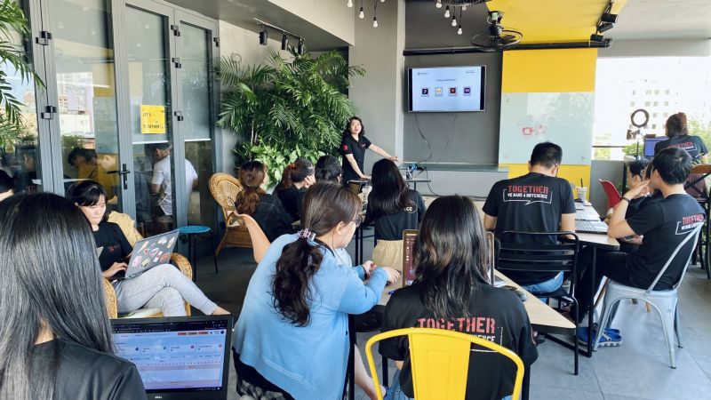 Một góc làm việc của các bạn trẻ đam mê công nghệ số