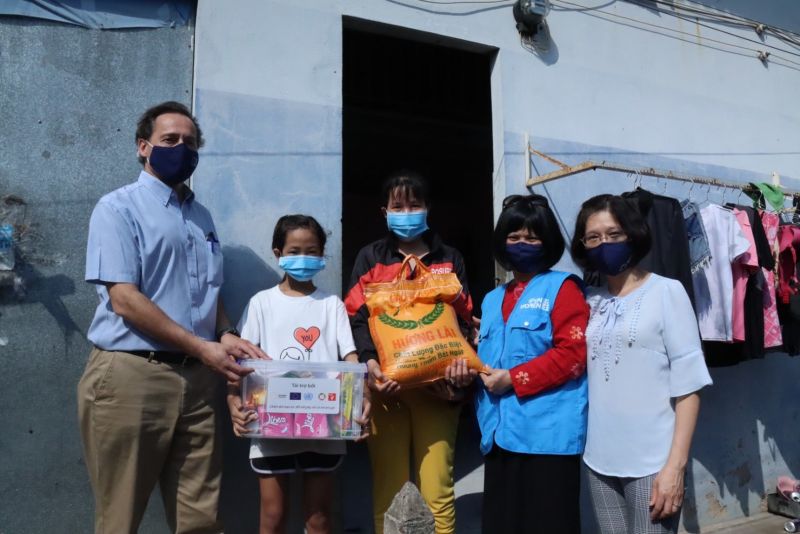 Đại diện các tổ chức chương trình trao gói quà hỗ trợ cho phụ nữ di cư