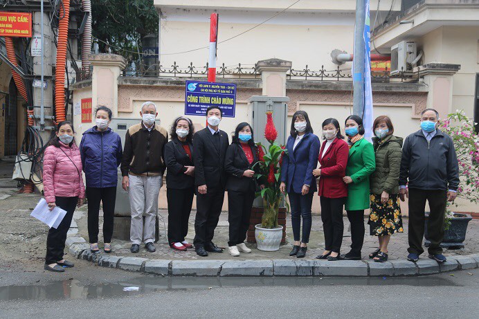 Đại biểu tham dự khánh thành tuyến đường hoa.