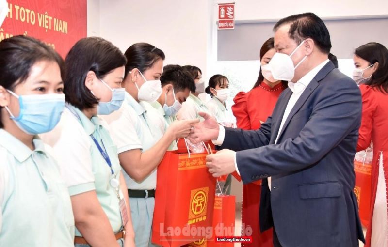 Những ngày làm việc cuối cùng trong năm Tân Sửu, mặc dù rất bận rộn, nhưng Ủy viên Bộ Chính trị, Bí thư Thành ủy Đinh Tiến Dũng vẫn dành thời gian đến thăm, chúc Tết động viên công nhân lao động.