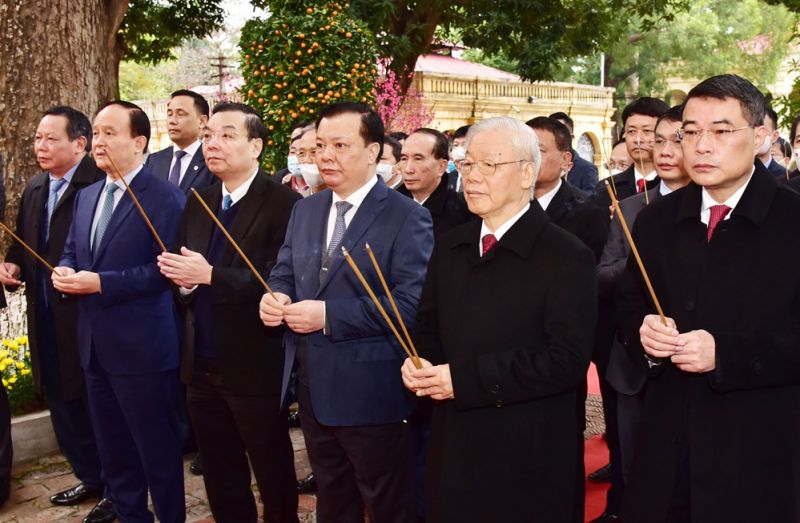 Tổng Bí thư Nguyễn Phú Trọng, Bí thư Thành ủy Hà Nội Đinh Tiến Dũng và các đồng chí lãnh đạo Trung ương, thành phố Hà Nội dâng hương tưởng niệm các bậc tiền nhân tại Điện Kính Thiên - Khu di tích Hoàng thành Thăng Long. Tổng Bí thư Nguyễn Phú Trọng, Bí thư Thành ủy Hà Nội Đinh Tiến Dũng và các đồng chí lãnh đạo Trung ương, thành phố Hà Nội dâng hương tưởng niệm các bậc tiền nhân tại Điện Kính Thiên - Khu di tích Hoàng thành Thăng Long.
