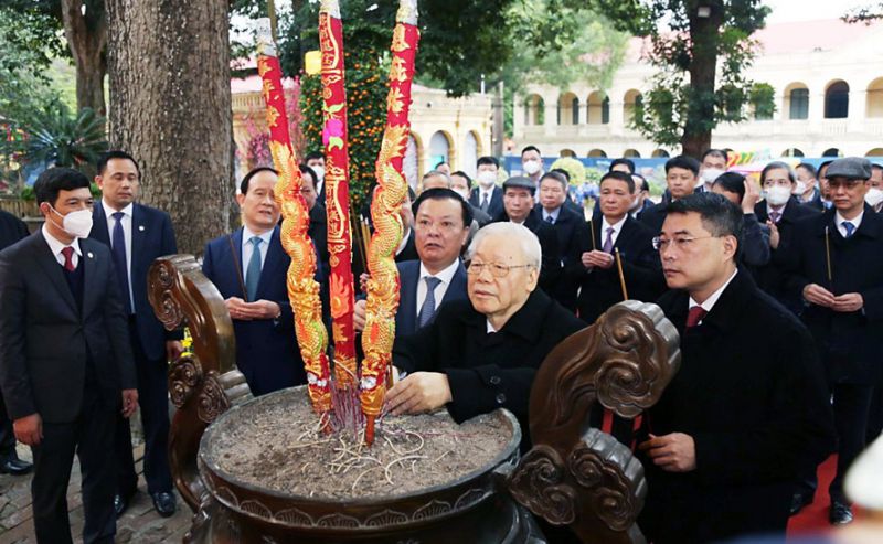 Tổng Bí thư Nguyễn Phú Trọng dâng hương tưởng niệm các bậc tiền nhân. Tổng Bí thư Nguyễn Phú Trọng dâng hương tưởng niệm các bậc tiền nhân.