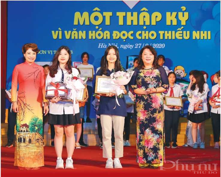 Đồng chí Nguyễn Thị Thu Thủy - Phó Chủ tịch Thường trực Hội LHPN Hà Nội (bên phải) và đồng chí Lê Quỳnh Trang, Tổng Biên tập báo Phụ nữ Thủ đô trao giải cho tác giả đạt giải cuộc thi Viết về cuốn sách yêu thích của em lần thứ X năm 2020 do báo Phụ nữ Thủ đô tổ chức	Ảnh: PV Đồng chí Nguyễn Thị Thu Thủy - Phó Chủ tịch Thường trực Hội LHPN Hà Nội (bên phải) và đồng chí Lê Quỳnh Trang, Tổng Biên tập báo Phụ nữ Thủ đô trao giải cho tác giả đạt giải cuộc thi Viết về cuốn sách yêu thích của em lần thứ X năm 2020 do báo Phụ nữ Thủ đô tổ chức	Ảnh: PV