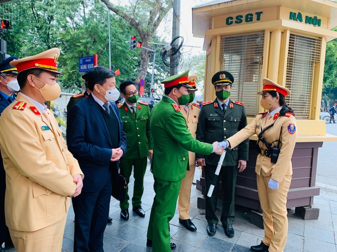 Đồng chí Thứ trưởng Lê Quốc Hùng động viên CBCS làm nhiệm vụ tại chốt CSGT