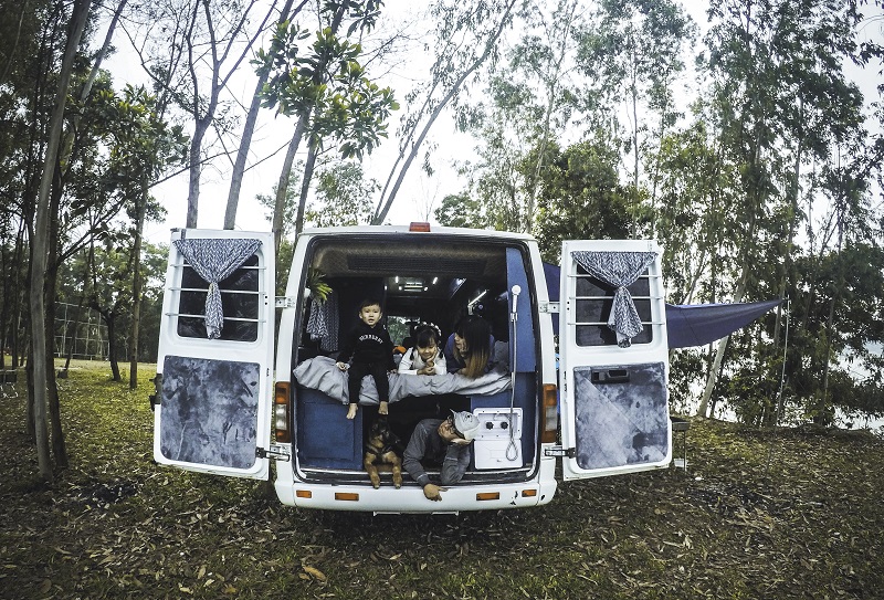 Cả nhà chị Trần Thu Thảo trên chiếc xe di động