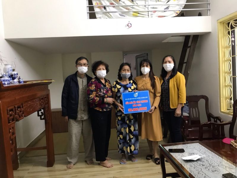 Hội LHPN Hà Nội tới thăm chị Hoàng Thị Hồng, tập thể Cao su, phường Thượng Đình bị cháy nhà  (ảnh trên) và ngôi nhà sau khi được sang sửa từ sự hỗ trợ của tổ chức Hội. (ảnh dưới) Hội LHPN Hà Nội tới thăm chị Hoàng Thị Hồng, tập thể Cao su, phường Thượng Đình bị cháy nhà  (ảnh trên) và ngôi nhà sau khi được sang sửa từ sự hỗ trợ của tổ chức Hội. (ảnh dưới)