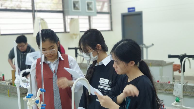 Các nữ sinh trong phòng thí nghiệm