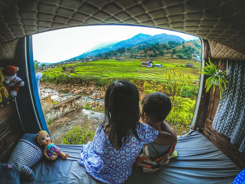 Thế giới đang mở ra với hai bé từ "ngôi nhà di động"