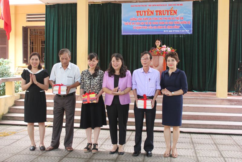 Các đồng chí lãnh đạo  Hội LHPN Hà Nội, báo Phụ nữ Thủ đô trao tặng sách cho thư viện trường học tại Ba Vì năm 2019