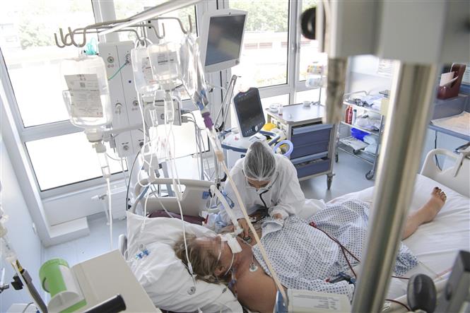 Điều trị cho bệnh nhân nhiễm COVID-19 tại Mulhouse, Pháp. Ảnh: AFP/TTXVN