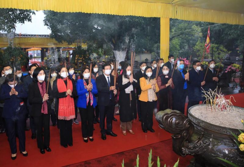 Các đồng chí lãnh đạo trung ương và thành phố dâng hương tưởng nhớ hai Bà Trưng