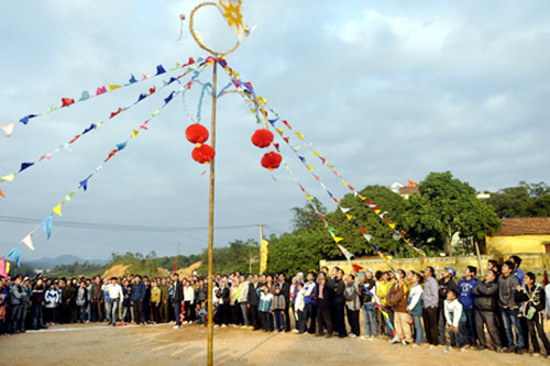 Người tung quả còn qua chiếc vòng trên đỉnh cột.