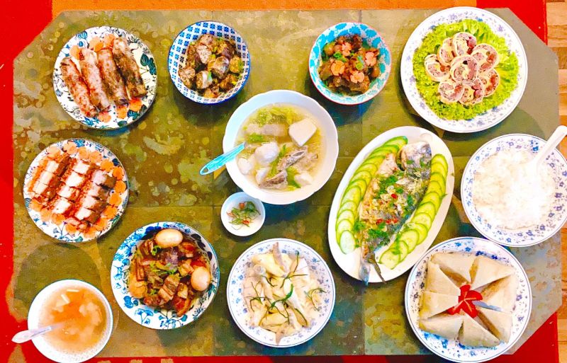 Một mâm cỗ với các món ăn Việt