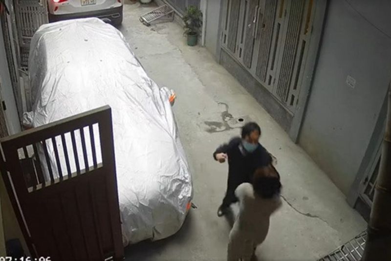 Ông Vũ Văn Thắng, Phó Vụ trưởng Vụ Kế hoạch - Tài chính (Tổng cục Địa chất Khoáng sản) xô xát với hàng xóm vì chỗ đỗ ôtô.