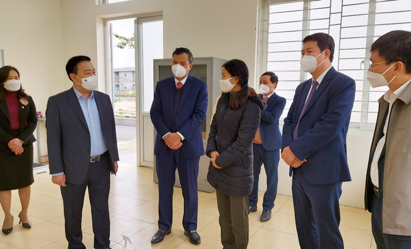 Phó Chủ tịch UBND thành phố Hà Nội Chử Xuân Dũng và đoàn công tác kiểm tra phòng, chống dịch, chuẩn bị đón học sinh đi học trực tiếp tại Trường Trung học phổ thông Hoài Đức C.