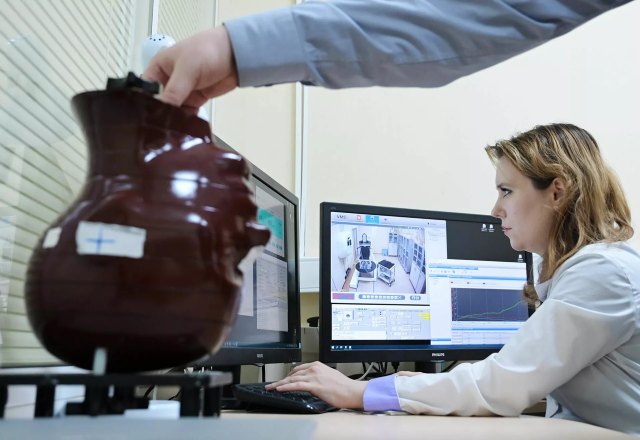 Chuyên viên vận hành máy chiếu chùm tia proton để điều trị bệnh ung thư.