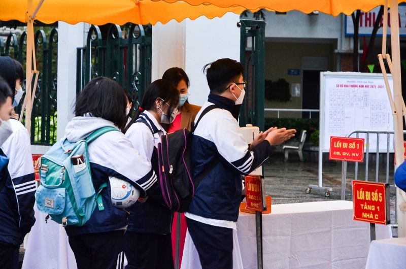 Các em đều được xát khuẩn tay kĩ càng trước khi vào lớp