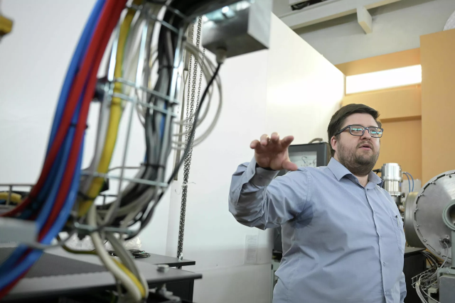 Chuyên gia Vyacheslav Saburov, kỹ sư của Phòng Vật lý Sinh học Bức xạ của MRRC mang tên A.F. Tsyba.