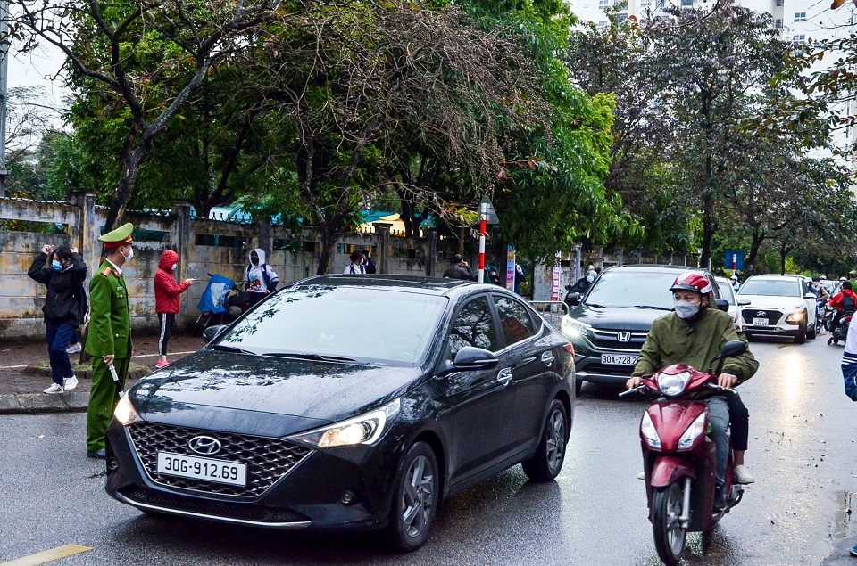 Lực lượng công an phường đứng ra đảm bảo giao thông không bị tắc nghẽn trước cổng trường