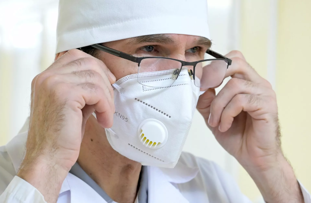 Nhà khoa học Valery Krylov, trưởng khoa điều trị phẫu thuật phóng xạ với nuclide mở của MRRC.