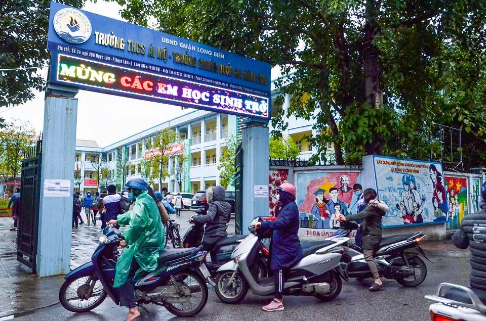 Nhiều bậc phụ huynh đứng đợi con vào tận lớp mới yên tâm ra về