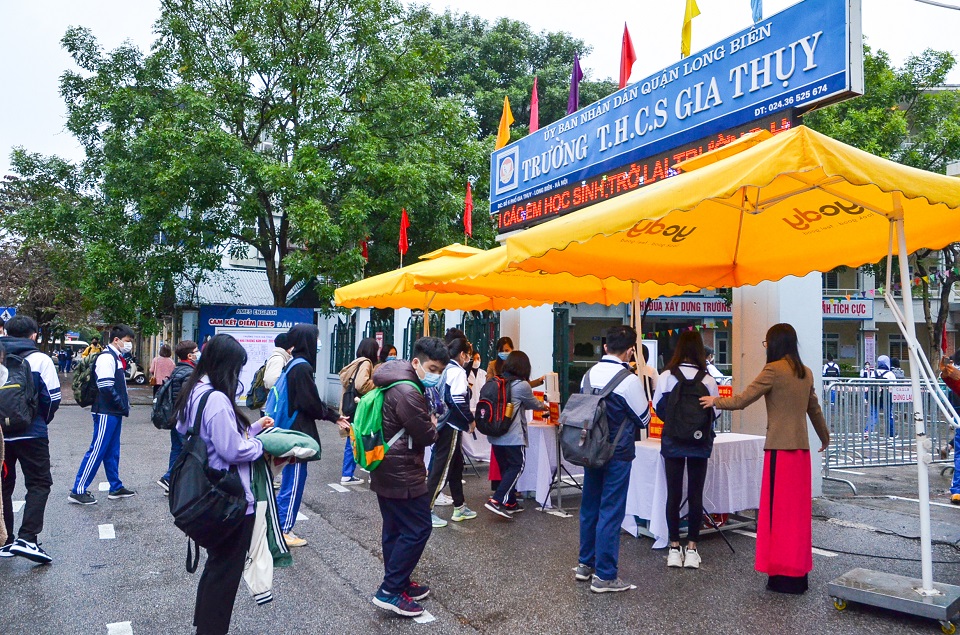 Trước khi vào trường các em học sinh được hướng dẫn xếp hàng đảm bảo giãn cách để đo thân nhiệt