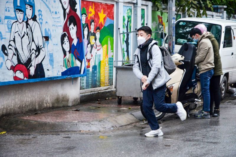 Một số em tới trường muộn do đã quen với thời gian học online như trước