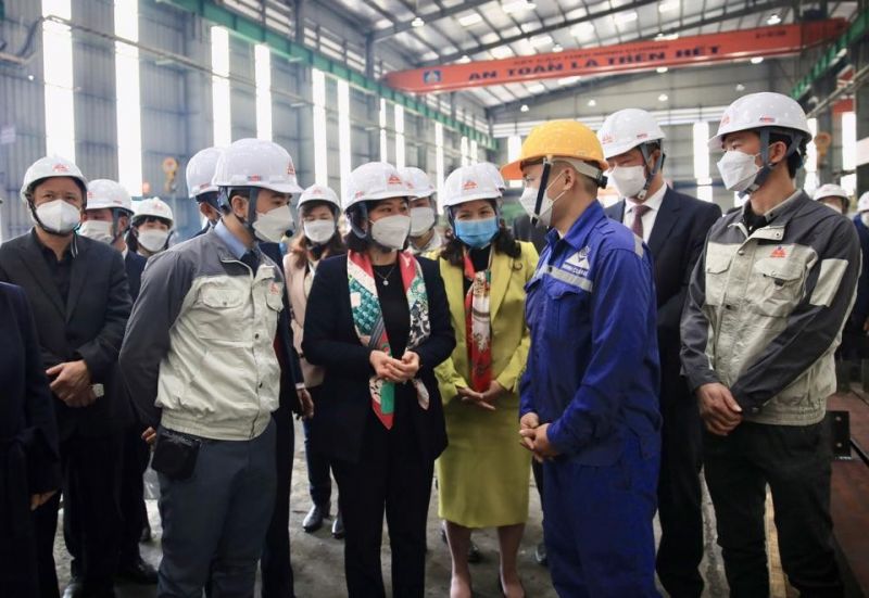 Phó Bí Thư Thành ủy Nguyễn Thị Tuyến đônkg viên công nhân lao động hăng say làm việc