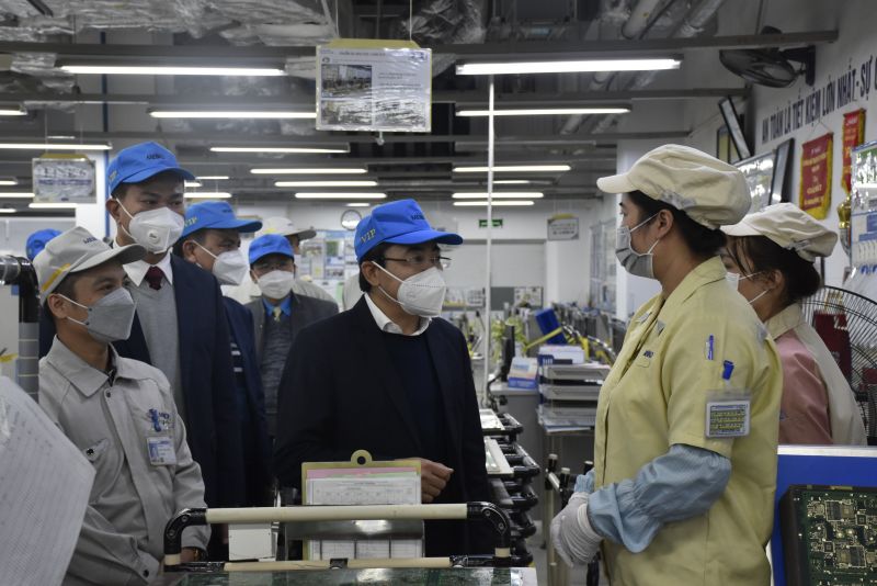 Phó Chủ tịch Liên đoàn Lao động Hà Nội Nguyễn Hữu Chính trò chuyện, trao đổi với công nhân lao động  công ty TNHH điện tử Meiko Việt Nam (khu công nghiệp Thạch Thất - Quốc Oai)