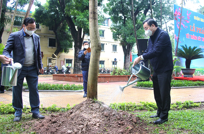 Chủ tịch UBND th&agrave;nh phố trồng c&acirc;y tại tại vườn hoa Pasteur