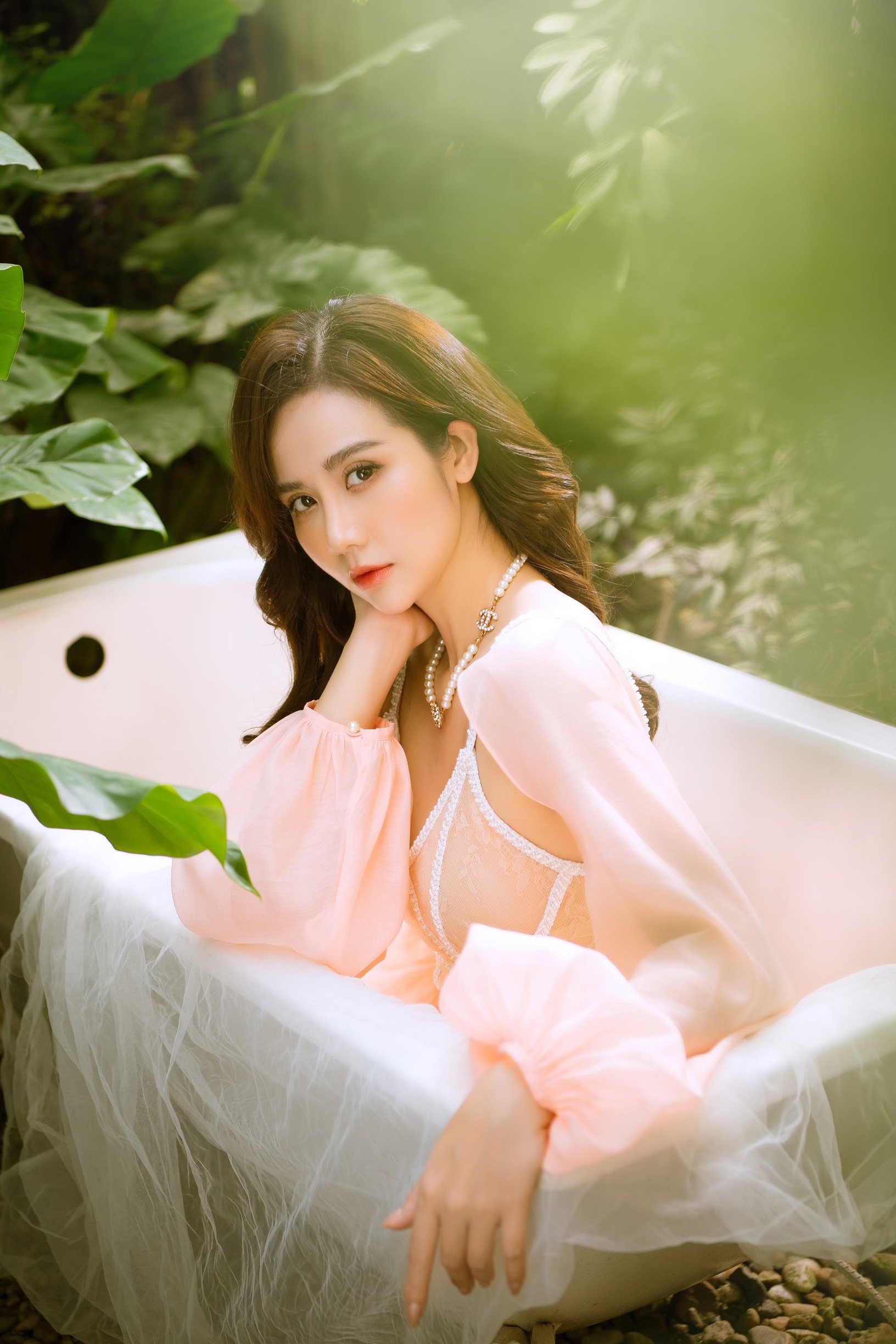 Huyền Lizzie gây bất ngờ với style tiểu thư mơ mộng trong vườn xuân thơ mộng - ảnh 4