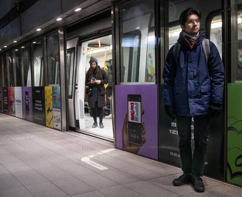 Người dân Đan Mạch không còn phải đeo khẩu trang khi sử dụng phương tiện công cộng. 	Ảnh: AP