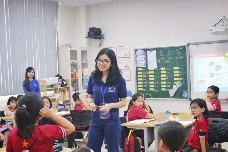 Các bạn trẻ trong cộng đồng CyberKid Việt Nam đang tập huấn cho học sinh về an toàn trên mạng Các bạn trẻ trong cộng đồng CyberKid Việt Nam đang tập huấn cho học sinh về an toàn trên mạng