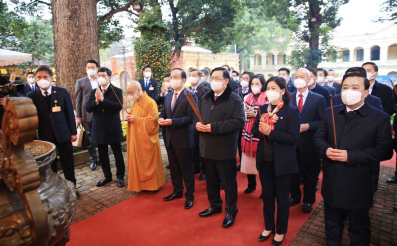 Các đồng chí lãnh đạo dâng nén tâm nhang