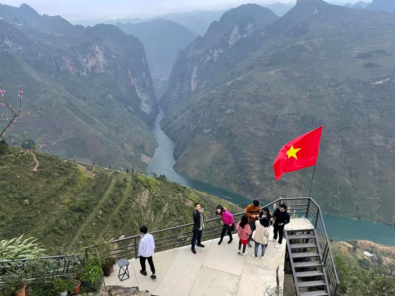 Du kh&aacute;ch tham quan hẻm Tu Sản - một trong điểm du lịch ở tỉnh H&agrave; Giang